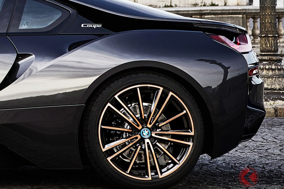 1.5リッター3気筒エンジン搭載で370馬力超え！ スゴい「“4人乗り”四駆スポーツカー」に注目！ 軽量ボディ×メーカー初の斬新ドア採用！ オープン仕様も存在したBMW「i8」とは！