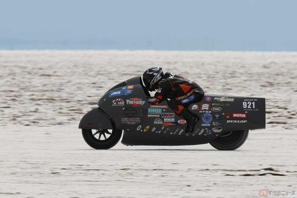広大な塩の平原で世界最高速記録に挑戦!!　自然との戦いでハーレーがベースの専用マシンが叩き出したのは時速216マイル!?