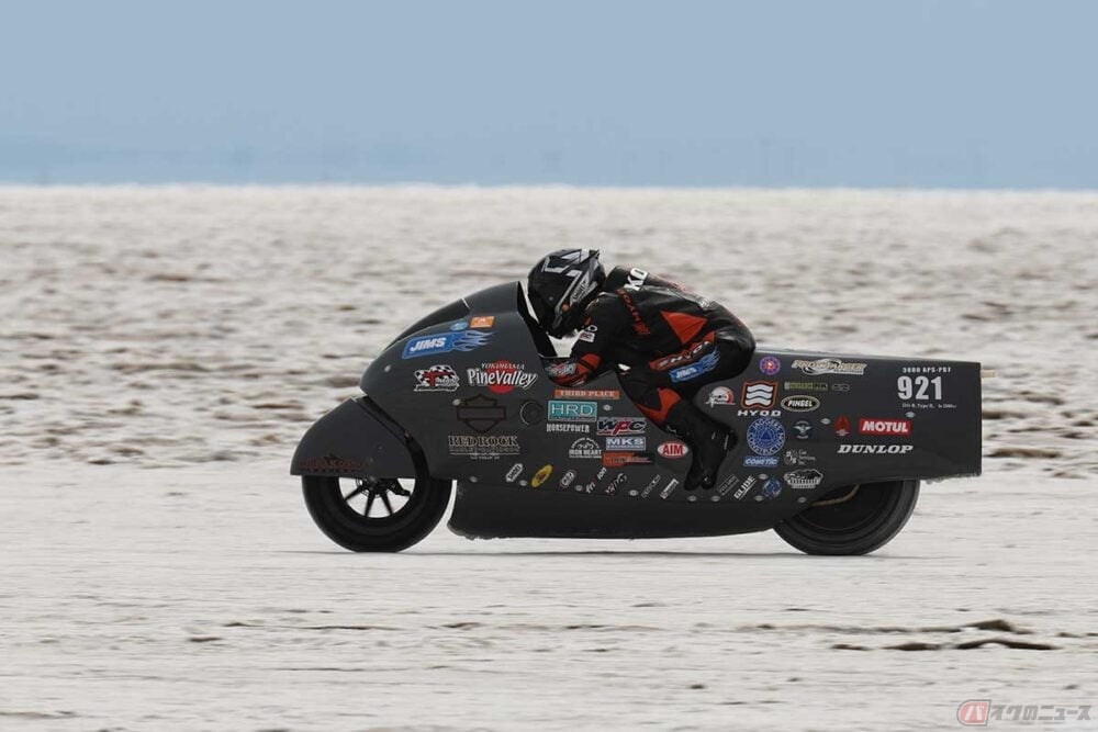 広大な塩の平原で世界最高速記録に挑戦!! 自然との戦いでハーレーが