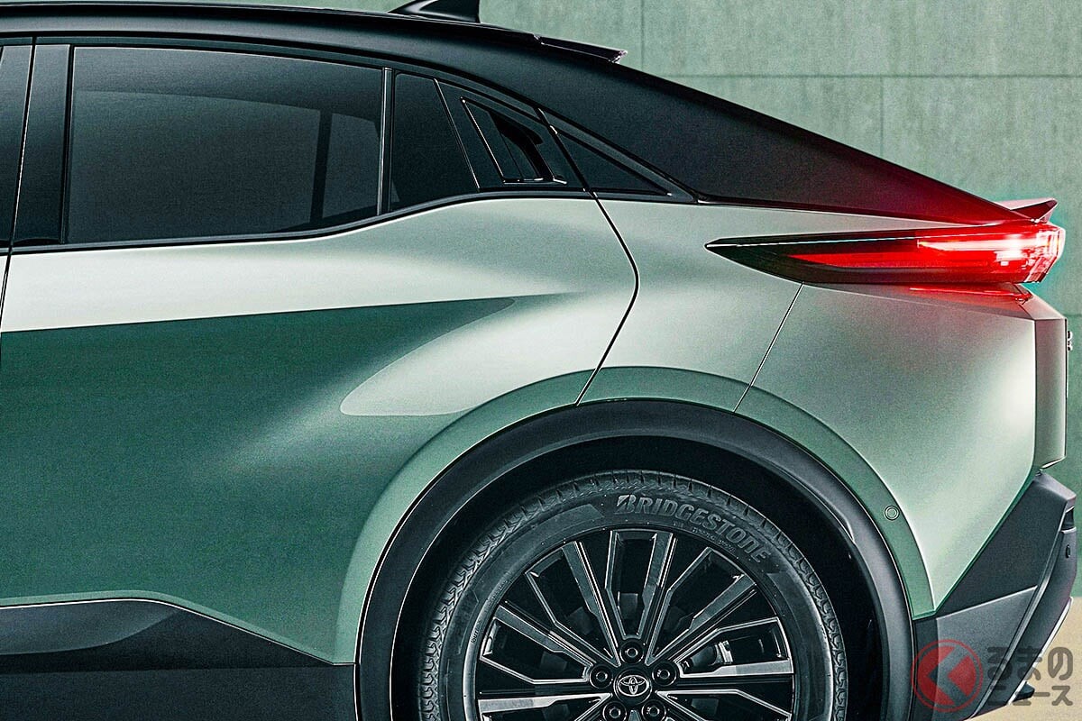 初公開のトヨタ新型「C-HR」に反響多数！ 340馬力超え×全長4.5m級「ちょうどいいサイズ」で「日本でも欲しい」の声も！ 最新サメ顔でフランス登場の「＋」に集まる“熱視線”とは