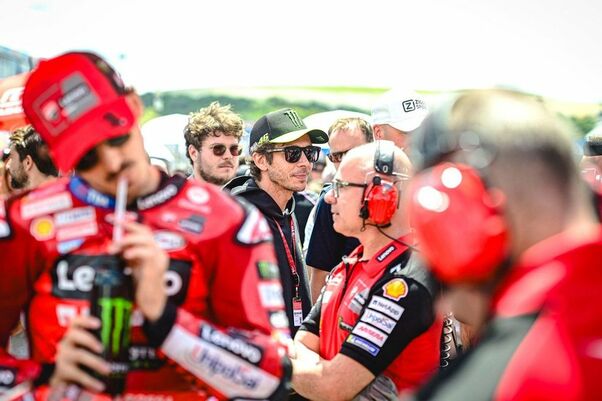 【MotoGP】バレンティーノ・ロッシ、“仇敵”倒した愛弟子バニャイヤを称賛「マルケスに分からせた。素晴らしいレース」