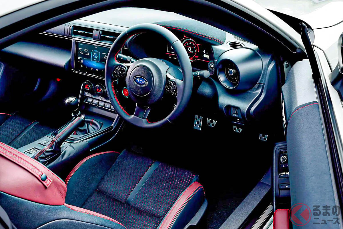 新車“約370万円”！ スバル新「4人乗り“スポーツカー”」発表！ 2.4リッター「水平対向」エンジン採用！ FRも魅力的な「BRZ」何が変わった？