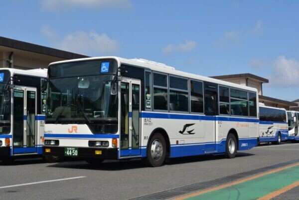 「つばめマークの路線バス」も貸し出します！ 三菱ふそう「エアロスター」貸切イベント その“条件”とは？ JR東海バス