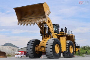 重量250トン「世界最大級ホイールローダー」国内第1号車がデビュー！ 圧巻の動く様子も公開