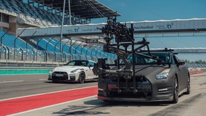 【動画】「日産GT-R NISMO」を撮影したもう１台のGT-R　”究極のスピード”を誇るカメラカーの秘密