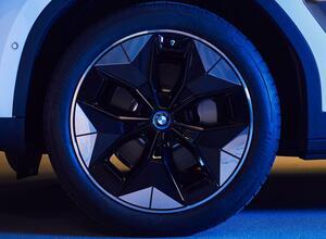 プラスチック製インサート装着ホイールで“電費”を2%削減!? BMWが年内に発表する新型EV「iX3」に採用するエアロダイナミックホイールを公開！ 