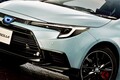 新車228万円！ トヨタ「新カローラ “セダン”」発表に反響多数!? 「デザインが秀逸」「好きです」の声も！ 全長4.5m未満の“ちょうどいいサイズ”＆精悍「大口顔」な「絶滅寸前“小型セダン”」が話題に