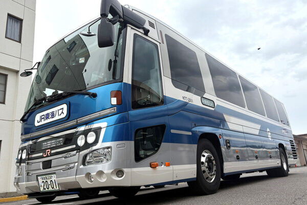 JR初期の「東名ハイウェイバス」が蘇る!? スゴい再現度の“レトロバス”ラッピング登場！ 初便は名古屋駅発スーパーライナー