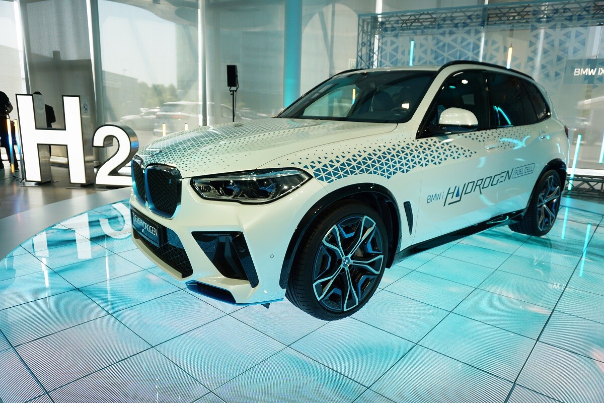BMWは燃料電池車「BMW iX5 Hydrogen」の公道走行を開始、実証実験を日本で実施する