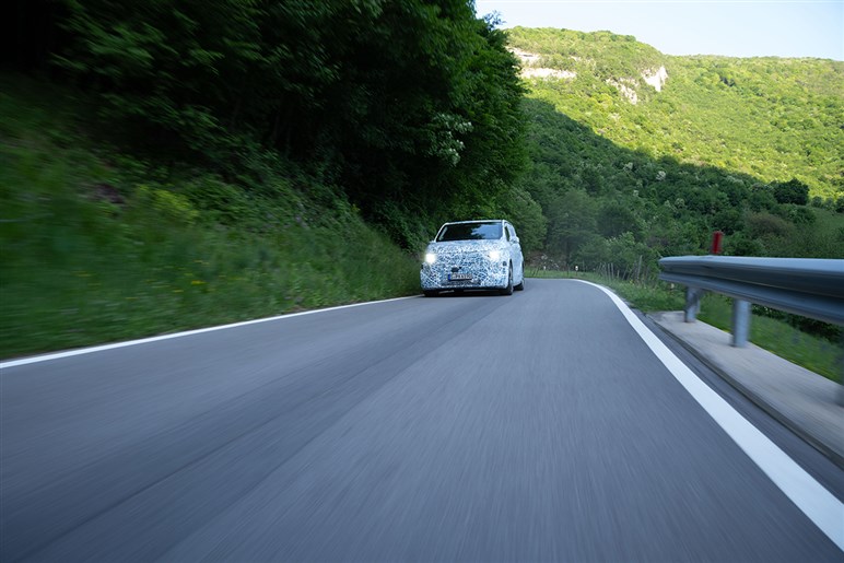 【Vの上位互換】メルセデスが新型「VLE」「VLS」で高級ミニバンの基準を変える？ 1000kmテストで見せたその実力は