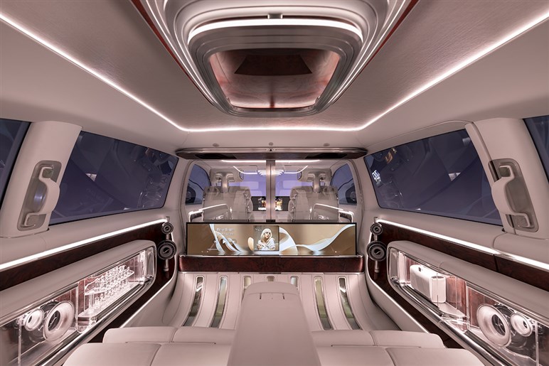 【Vの上位互換】メルセデスが新型「VLE」「VLS」で高級ミニバンの基準を変える？ 1000kmテストで見せたその実力は