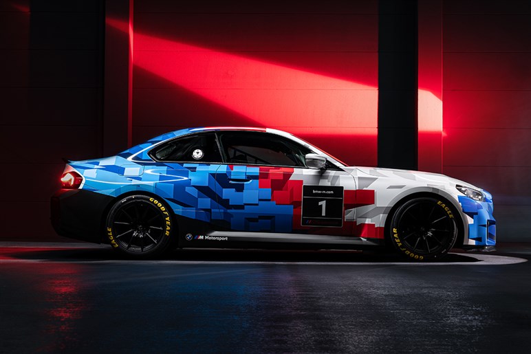 【サーキット専用】BMW「M2レーシング」を国内導入。313psの2.0Lターボ＆FIA準拠シャシー採用…価格は2100万円