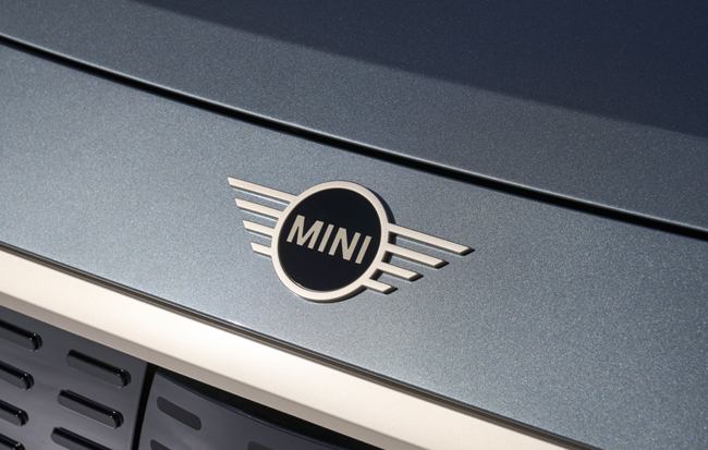ミニ・クロスオーバー改め新型ミニ・カントリーマンが日本デビュー。まずは内燃機関搭載の4モデルを導入