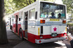 そういや子どものころのバスは後ろにも扉があったぞ!?　路線バスから「３扉車」が消えたワケ