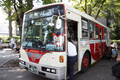 そういや子どものころのバスは後ろにも扉があったぞ!?　路線バスから「３扉車」が消えたワケ