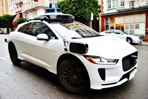 AIが自動車を「人間化」？ テスラ・ウェイモ・トヨタが挑む自動運転2.0──手信号も読む“考えるクルマ”の正体