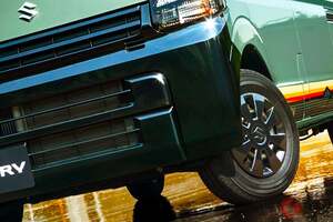 新車183万円！ スズキ新「“軽”商用バン」登場！ パワフルな「ターボ」搭載＆「超タフ」に仕上げた“斬新デザイン”採用！ クールな「ブラックパーツ」も魅力の「新エブリイ Jリミテッド」がスゴイ！