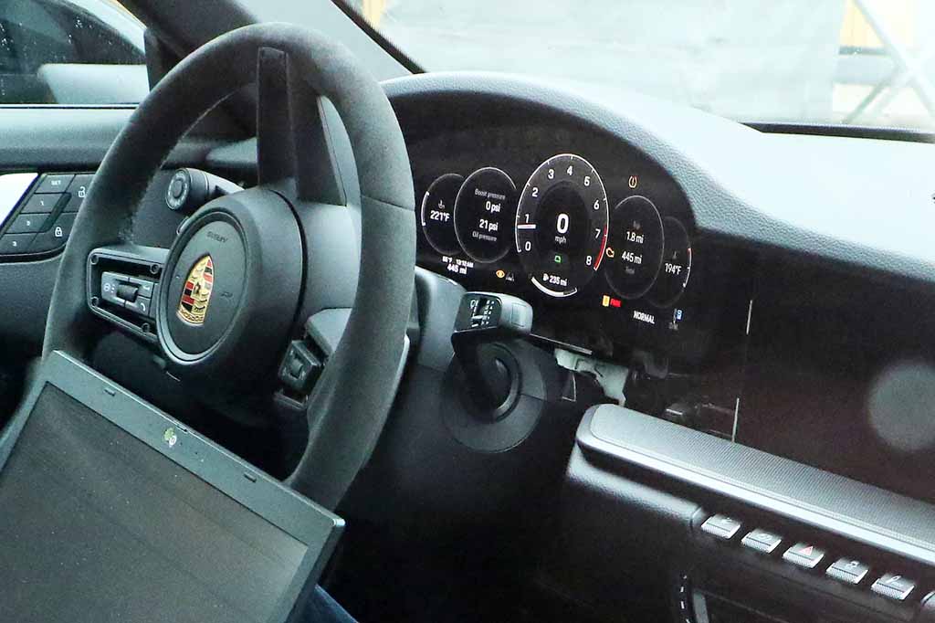 スクープ ポルシェ911 改良新型 これがフルデジタル化された伝統の5連メーターパネルだ Le Volant Carsmeet Web 自動車情報サイト 新車 中古車 Carview