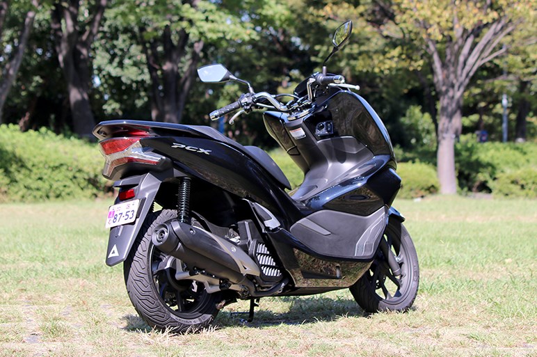 売れてるホンダ「PCX」試乗。250ccクラスのような存在感と安定した走りを持つがメットインは要チェック