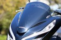 売れてるホンダ「PCX」試乗。250ccクラスのような存在感と安定した走りを持つがメットインは要チェック