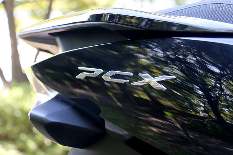 売れてるホンダ「PCX」試乗。250ccクラスのような存在感と安定した走りを持つがメットインは要チェック