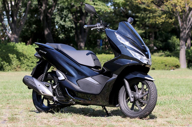 売れてるホンダ「PCX」試乗。250ccクラスのような存在感と安定した走りを持つがメットインは要チェック