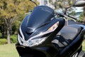 売れてるホンダ「PCX」試乗。250ccクラスのような存在感と安定した走りを持つがメットインは要チェック