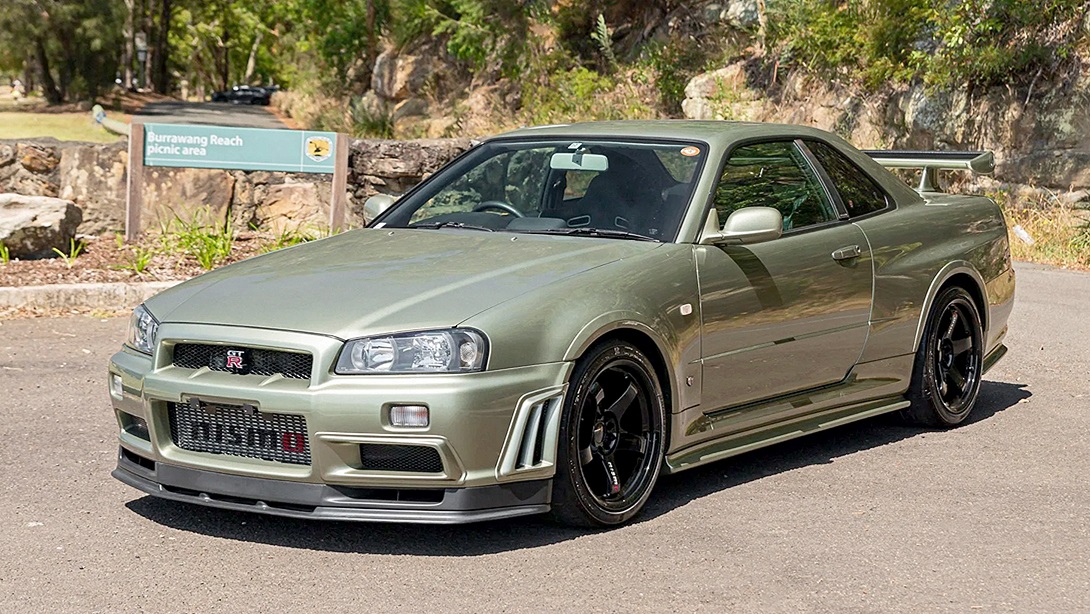 R34 SKYLINE GT 新車色見本激レア このクルマなんぼ？】この希少なGT-R（R34）の特別モデルはGT-R