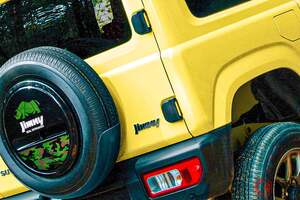 7年目の進化！ スズキ“新”「ジムニー」発表！ カクカクデザインの全長3.4m級「小さいボディ」採用！ 5速MTも設定の「本格軽SUV」何が変わったのか