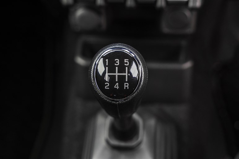 【ついに5ドア発表】「ジムニー ノマド」はAT車が275。もう“予約可能”で納期はどうなる？