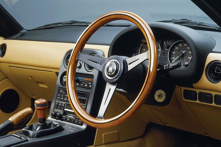 【あの頃、あいつと風になった】オープンカーの魅力を現代に蘇らせた傑作　初代「ロードスター」