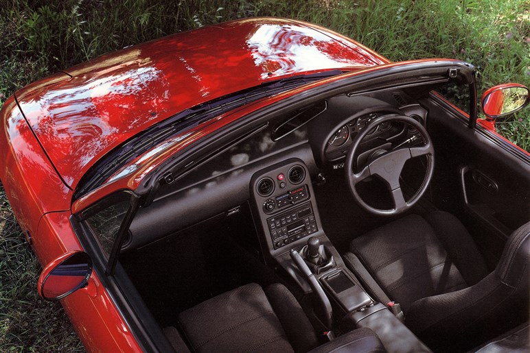 【あの頃、あいつと風になった】オープンカーの魅力を現代に蘇らせた傑作　初代「ロードスター」