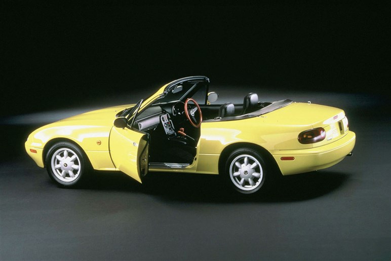 【あの頃、あいつと風になった】オープンカーの魅力を現代に蘇らせた傑作　初代「ロードスター」