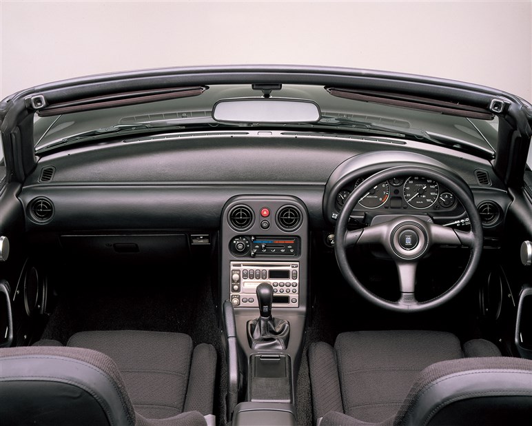 【あの頃、あいつと風になった】オープンカーの魅力を現代に蘇らせた傑作　初代「ロードスター」