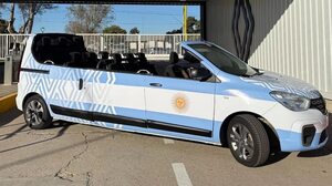 超ユニークな一台！これですか？ルノー カングーです（笑）アルゼンチンカラーに塗られたオープントップのルノー カングー エクスプレスとは？