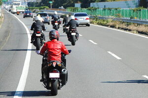 「軽自動車と同じ」は不公平？ バイク高速料金“長年の謎”「1車線使うから」は本当か ついに見直しへ