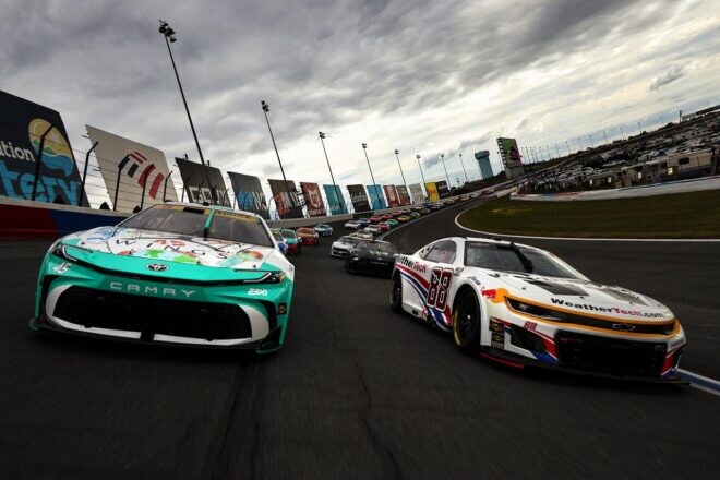 ローバル制覇のSVGが破竹のロード5連勝。ハムリンvsチャスティンは犬猿の巡り合わせに／NASCAR第32戦