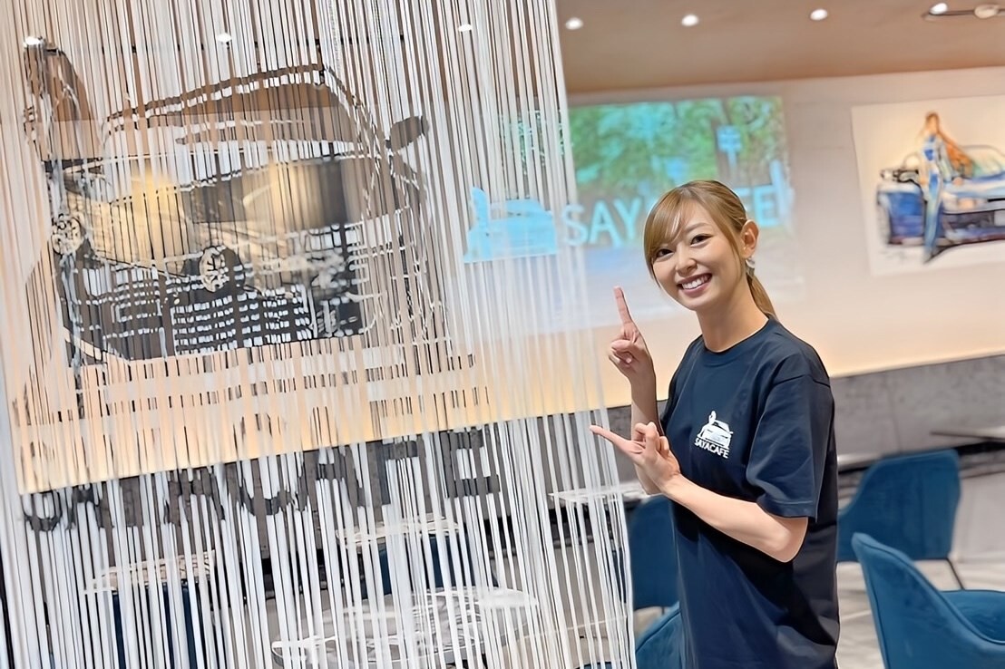 プロドリフトドライバー下田紗弥加選手をテーマにした「サヤカフェ」がオープン。“峠の釜めし”で有名な荻野屋横川店内にて