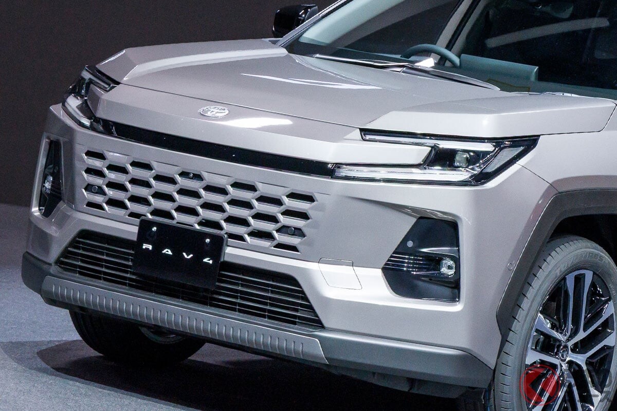 トヨタ新型「RAV4」世界初公開！ タフ＆スタイリッシュな「“SUVハンマーヘッド”デザイン」初採用！ ホワイト内装がカッコいい新グレード「CORE」登場！ どんなモデル？