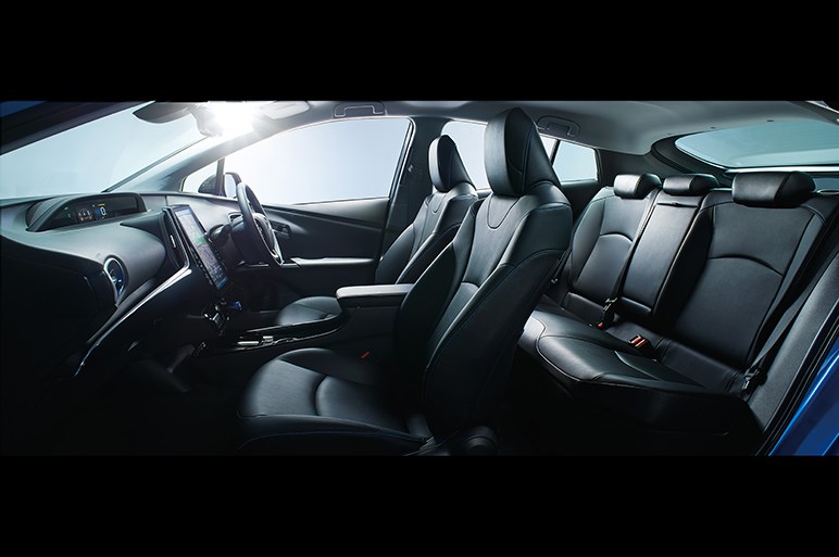 トヨタ プリウスをマイナーチェンジ 前後のデザインを一新。価格は251万8560円から