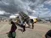 日本じゃ激レア！ クセ強すぎて話題の「シマシマ塗装の航空会社」機内はどんな？ 実際に乗ってみた結果