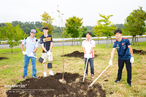 日本GPセレモニーイベントとして小椋、佐々木らが植樹体験。モビリティリゾートもてぎの未来の森を育む