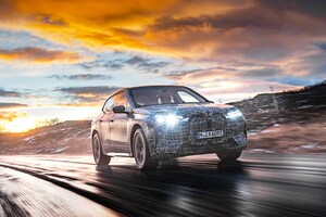 BMWが電動SUV「iX」のテスト風景を公開。話題の巨大グリルも薄っすらと…