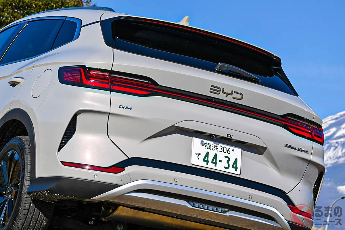 中国産の新型「“格安”SUV」登場!? 約130万円も安い「スーパーハイブリッド」実際どう？ 上質インテリアもイイ「BYDシーライオン6」とは