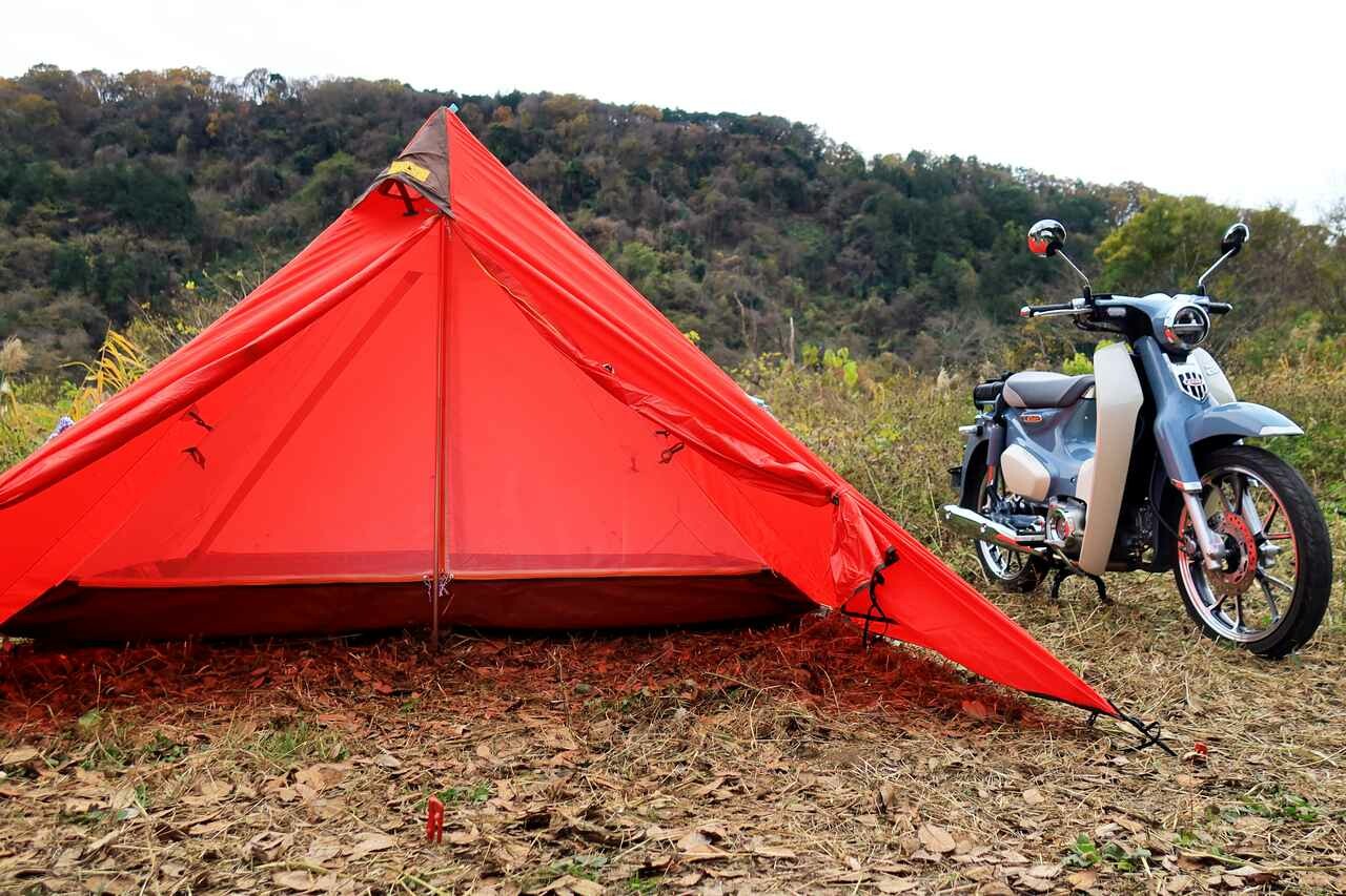 バイクのキャンプで「ワンポールテント」は使えるのか？ ドーム型テントと比較してみた！【編集部員の自腹インプレ】