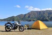 バイクのキャンプで「ワンポールテント」は使えるのか？ ドーム型テントと比較してみた！【編集部員の自腹インプレ】