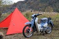 バイクのキャンプで「ワンポールテント」は使えるのか？ ドーム型テントと比較してみた！【編集部員の自腹インプレ】