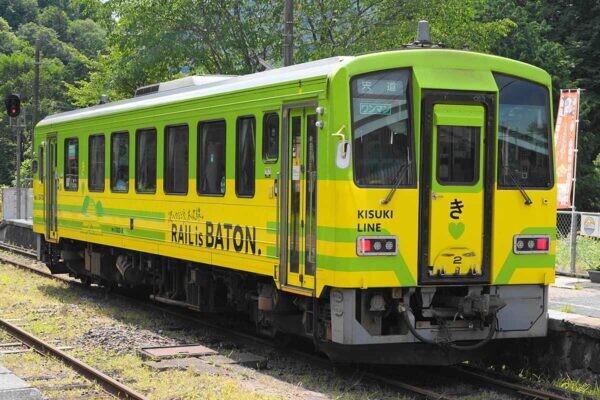 乗り通すのが至難!? JR屈指の「赤字＆絶景ローカル線」 1日3本しかない県境部、その“潜在力”とは？