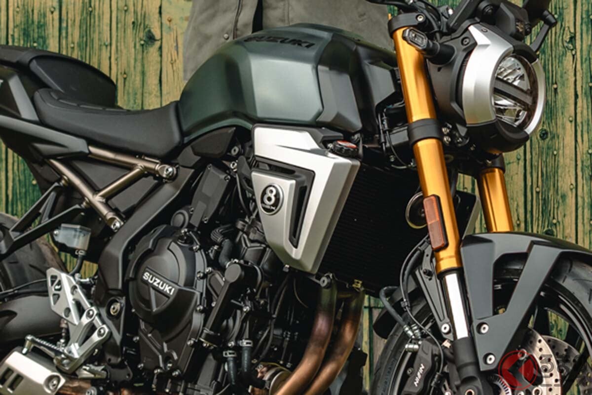 スズキのネオレトロスタイルのネイキッドバイク「GSX-8T」展示！ 勝負球「エイトボール」イメージの立体エンブレムにも注目、JMS2025に出展