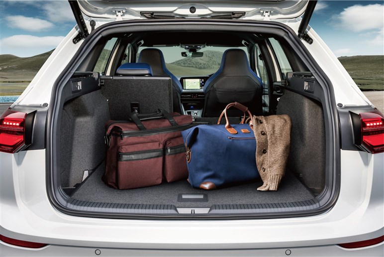 VWゴルフに最強の「R／Rヴァリアント」が追加。歴代最高320馬力、約640から